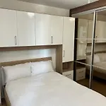 1-Bed Apt Sleeps 4 Near Attractions & Transport