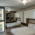 1-Bed Apt Sleeps 4 Near Attractions & Transport