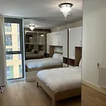 1-Bed Apt Sleeps 4 Near Attractions & Transport