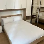 1-Bed Apt Sleeps 4 Near Attractions & Transport