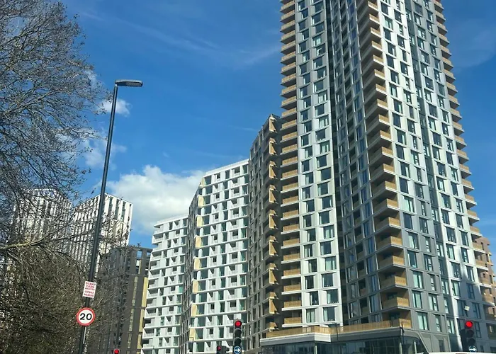 1-Bed Apt Sleeps 4 Near Attractions & Transport
