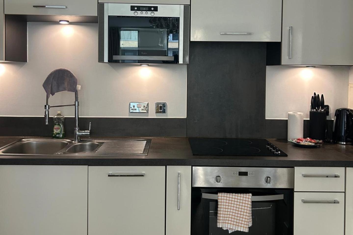 Appartamento 1-bed Sleeps 4 Near Attractions & Transport *