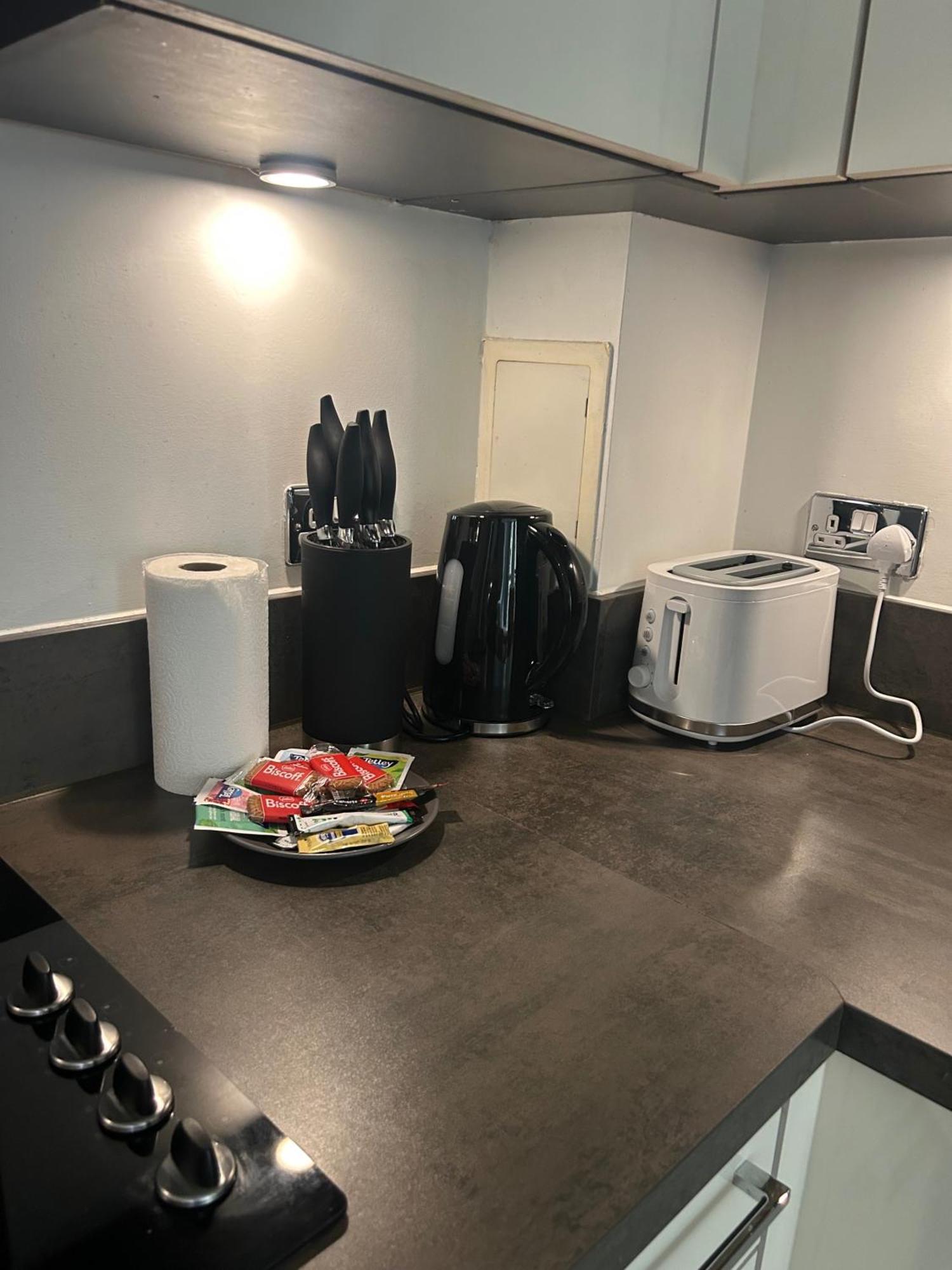 Appartamento 1-bed Sleeps 4 Near Attractions & Transport *